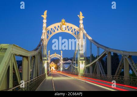 Salzachbrücke und Länderbrücke über die Salzach, Blick von Laufen nach Oberndorf in Österreich, Rupertiwinkel, Berchtesgadener Land, Oberbayern, Bayern, Süddeutschland, Deutschland, Europa Stockfoto