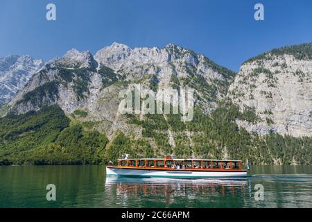 Schiff auf dem Königssee vor Watzmanns Ostwand, Schönau, Berchtesgadener Land, Oberbayern, Bayern, Süddeutschland, Deutschland, Europa Stockfoto