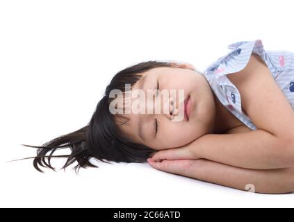 Close up asiatische kleine Mädchen schlafen auf ihrer Hand isoliert auf weißem Hintergrund Stockfoto