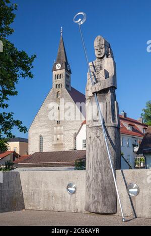 St. Rupertus von Friedrich Koller vor der gotischen Pfarrei und Stiftskirche Mariä Himmelfahrt in Laufen an der Salzach, Rupertiwinkel, Berchtesgadener Land, Oberbayern, Bayern, Süddeutschland, Deutschland, Europa Stockfoto