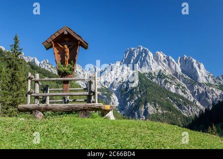 Wegkreuze auf der Bindalm im Klausbachtal, dahinter die Mühlhörner der Reiter Alm, Ramsau, Berchtesgadener Alpen, Berchtesgadener Land, Oberbayern, Bayern, Süddeutschland, Deutschland, Europa Stockfoto