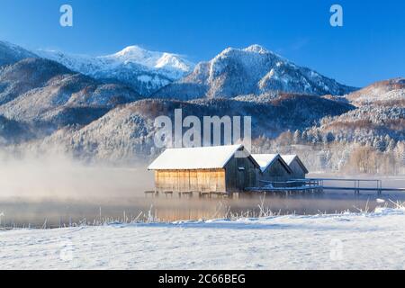 Winterliche Bootshütten am Kochelsee vor Herzogstand und Heimgarten, Schlehdorf, Oberbayern, Bayern, Süddeutschland, Deutschland, Europa Stockfoto