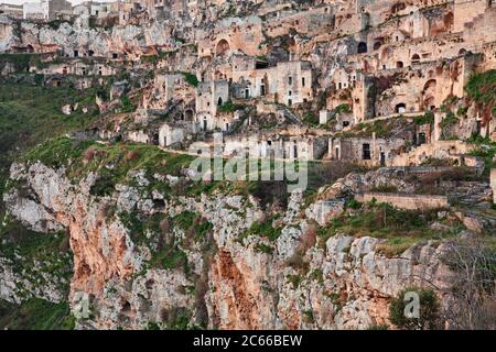 Matera, Basilicata, Italien: Landschaft der Altstadt Sassi mit den alten Höhlenhäusern in den Tuffstein über der tiefen Schlucht geschnitzt Stockfoto