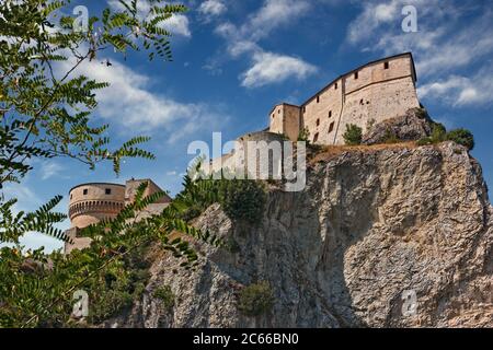 San Leo, Rimini, Emilia-Romagna. Italien: Blick auf die mittelalterliche Festung, die alte Burg, wo der Okkultist Graf Cagliostro starb Stockfoto