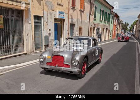 Britische Oldtimer Aston Martin DB2 Vantage (1951) im klassischen historischen Rennen Mille Miglia, am 19. Mai 2017 in Gatteo, FC, Italien Stockfoto