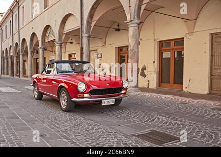 Vintage Fiat 124 Sport Spider in Oldtimer Rallye Citta di Meldola, am 10. Oktober 2017 in Meldola FC, Italien Stockfoto