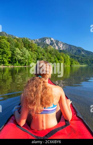 Mädchen im Kajak auf dem Kochelsee mit Blick auf den Jochberg, Kochel am See, Tölzer Land, Oberbayern, Bayern, Süddeutschland, Deutschland, Europa Stockfoto