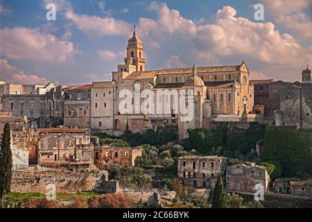 Gravina in Apulien, Bari, Italien: Landschaft der Altstadt mit der alten Santa Maria Assunta Kathedrale Stockfoto