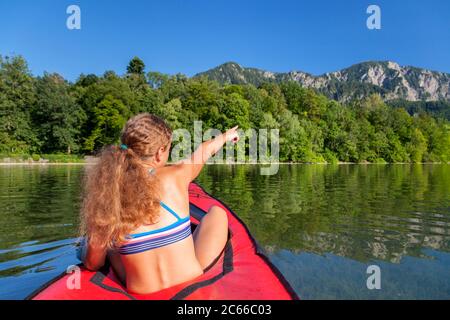 Kajakfahren auf dem Kochelsee, jenseits des Jochbergs, Kochel am See, Tölzer Land, Oberbayern, Bayern, Süddeutschland, Deutschland, Europa Stockfoto