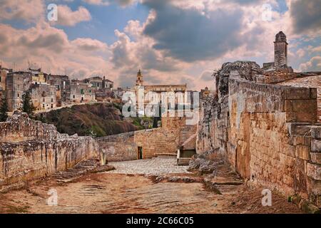 Gravina in Apulien, Bari, Italien: Landschaft bei Sonnenaufgang der Altstadt mit der Kathedrale vom Eingang der alten Aquädukt-Brücke aus gesehen Stockfoto