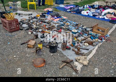 Zrenjanin, Serbien, 04. Juli 2020. Lokaler Flohmarkt und Verkauf von allem und allem. Stockfoto