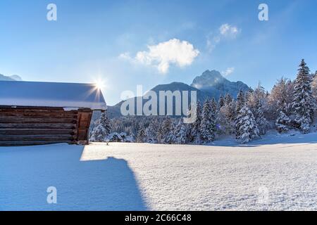 Winterlandschaft vor Wettersteingebirge, Mittenwald, Oberbayern, Bayern, Süddeutschland, Deutschland, Europa Stockfoto