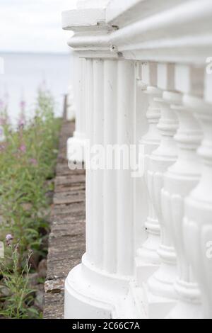 Böschung in Petergof City in der Nähe der Ostsee Stockfoto