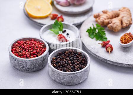 Verschiedene asiatische Gewürze in kleinen Schalen Stockfoto