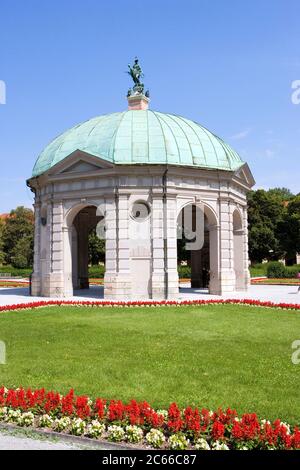 München, Diana-Tempel von Heinrich schön der Ältere gekrönt von einer Kopie der Bronzeskulptur "Tellus Bavarica", die den Reichtum Bayerns darstellt: Getreide, Wasser und Salz, Hofgarten aus dem 17. Jahrhundert, Barockgarten, erbaut unter der Herrschaft von Herzog Maximilian I. im Stil italienischer Renaissance-Gärten Stockfoto