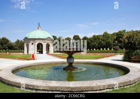 München, Diana-Tempel von Heinrich schön dem Älteren gekrönt von einer Kopie der Bronzeskulptur "Tellus Bavarica", die den Reichtum Bayerns darstellt: Getreide, Wasser und Salz, Barockgarten aus dem 17. Jahrhundert, unter der Herrschaft von Herzog Maximilian I. im Stil italienischer Renaissance-Gärten erbaut Stockfoto