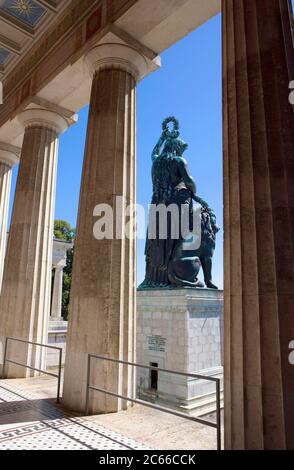 Bayern, monumentale Statue Bayerns, entworfen 1843 - 1850 vom Münchner Künstler Ludwig Schwanthaler auf Geheiß König Ludwigs I. von Bayern, in Bronze gegossen, 18 Meter hoch, weibliche Symbolfigur und weltliche schutzpatronin Bayerns, Aussichtsplattform im Statuenkopf, Blick aus der Ruhmeshalle Stockfoto