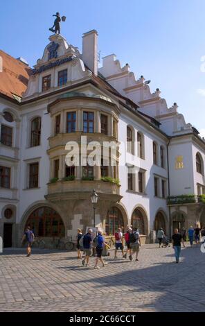 München, Hofbräuhaus am Platzl, Brauerei aus dem 16. Jahrhundert, Bierpalast in der Münchner Altstadt, Außenansicht, Platzl Platz Stockfoto