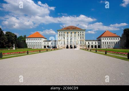 München, Schloss Nymphenburg, erbaut 1664 - 1675, nach dem Vorbild des piemontesischen Schlosses Venaria, Blick auf das Schloss aus dem französischen Garten, einem der großen königlichen Paläste Europas Stockfoto