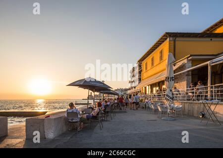 Promenade mit Straßencafés bei Sonnenuntergang, Piran, Slovenische Küste, Istrien Halbinsel, Slowenien Stockfoto