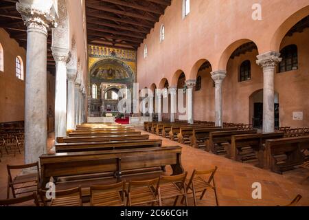 Blick auf die Apsis vom Kirchenschiff, Euphrasius-Basilika, UNESCO-Weltkulturerbe, Pore?, Istrien, Kroatien Stockfoto