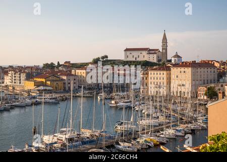 Blick über den Hafen, Altstadt mit Kirche des Heiligen Georg, Piran, Slowenisches Küstenland, Istrien, Slowenien Stockfoto