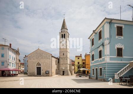 Hauptplatz mit Pfarrkirche der Heiligen Kosmas und Damian, Fazana, Istrien, Kroatien Stockfoto