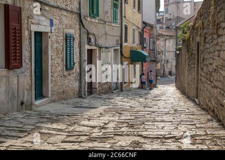 Alte gepflasterte Straße in der Altstadt von Pula, Istrien Halbinsel, Kroatien Stockfoto