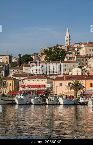 Hafen mit Altstadt und Kirche St. Martin, Vrsar, Istrien Halbinsel, Kroatien Stockfoto