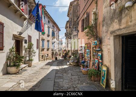 Altstadt, enge Straße, Bergdorf Groznjan, Istrien, Kroatien Stockfoto