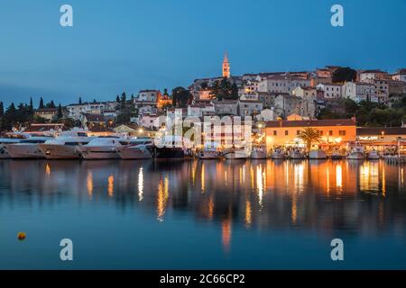 Abendstimmung, Hafen mit Altstadt und Kirche St. Martin, Vrsar, Istrien Halbinsel, Kroatien Stockfoto