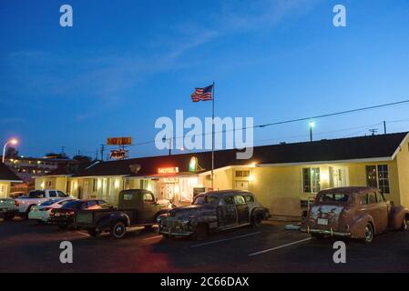 Parken in einem Motel an der Route 66 in Kalifornien, USA Stockfoto