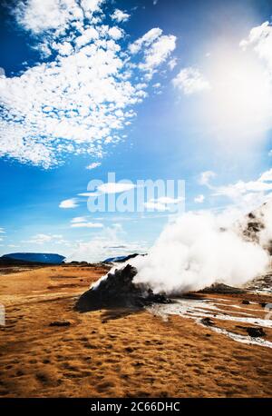 Geyser in Hverir, einem geothermischen Gebiet, das für seine sprudelnden Schlammbecken und dampfenden Fumarolen bekannt ist, die Schwefelgas abgeben, Namafjall, Island Stockfoto