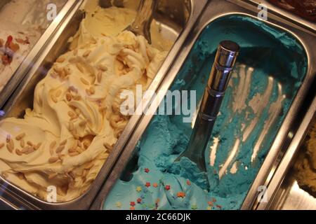 Eisdiele mit verschiedenen Geschmacksrichtungen von Eis Stockfoto