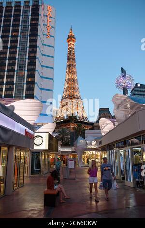 Paris Hotel und Casino mit Nachbildung des Eiffelturms in Las Vegas, Nevada, USA Stockfoto