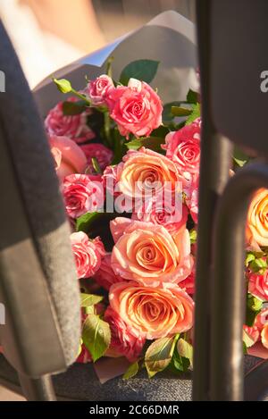 Ein großer Strauß von schönen Rosen auf einem Stuhl hinterlassen Stockfoto