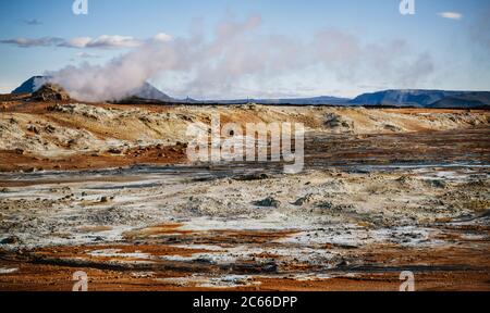 Hverir, ein geothermisches Gebiet, das für seine sprudelnden Schlammbecken und dampfenden Fumarolen bekannt ist, die Schwefelgas abgeben, Namafjall, Island, Skandinavien, Europa Stockfoto