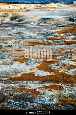 Hverir, ein geothermisches Gebiet, das für seine sprudelnden Schlammbecken und dampfenden Fumarolen bekannt ist, die Schwefelgas abgeben, Namafjall, Island, Skandinavien, Europa Stockfoto