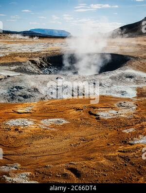 Hverir, ein geothermisches Gebiet, das für seine sprudelnden Schlammbecken und dampfenden Fumarolen bekannt ist, die Schwefelgas abgeben, Namafjall, Island Stockfoto