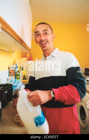 Obdachloser, der jetzt in einer vorübergehenden Unterkunft lebt; Leeds Stockfoto