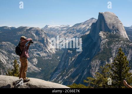 Mann, der im Yosemite National Park in Kalifornien, USA fotografiert Stockfoto