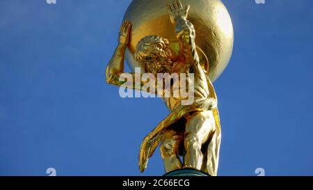 Atlas mit Himmelssphäre über das Potsdam Museum, Forum für Kunst und Geschichte, Potsdam, Brandenburg, Deutschland Stockfoto