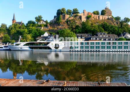 Landungsstelle in der Unterstadt Staden und Ruinen von Saarburg, Saarburg an der Saar, Rheinland-Pfalz, Deutschland Stockfoto