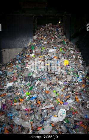 Kunststoffstapel in einer Recycling-Anlage in Liverpool, England, Großbritannien. Stockfoto