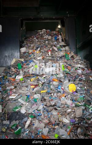 Kunststoffstapel in einer Recycling-Anlage in Liverpool, England, Großbritannien. Stockfoto