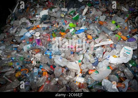 Kunststoffstapel in einer Recycling-Anlage in Liverpool, England, Großbritannien. Stockfoto