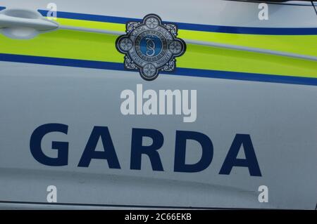 Garda Abzeichen auf Kader Auto, Co. Kerry, Irland Stockfoto