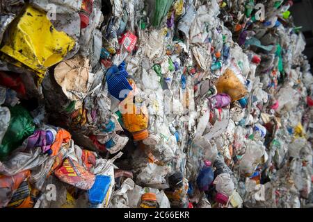 Kunststoffstapel in einer Recycling-Anlage in Liverpool, England, Großbritannien. Stockfoto