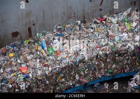 Kunststoffballen in einer Recyclingfabrik in Liverpool, England, Großbritannien. Stockfoto