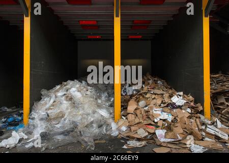 Stapel von Kunststoffen und Karton in einer Recyclingfabrik in Liverpool, England, Großbritannien. Stockfoto